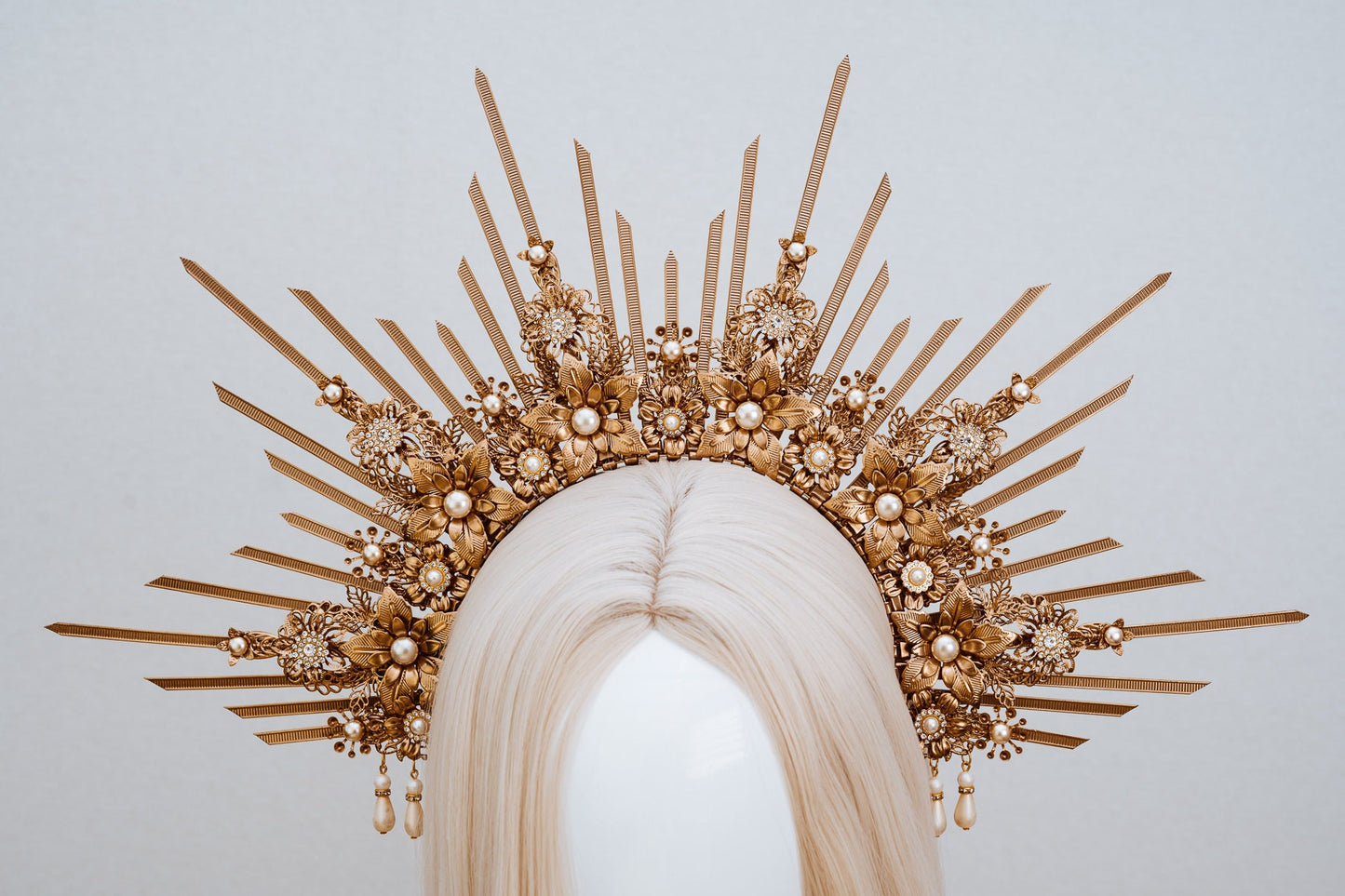 Golden Sun Halo Crown, Celestial Wedding Tiara, Goddess Festival Headpiece, Regal Gold Crown, Luxury Statement Headpiece for Brides