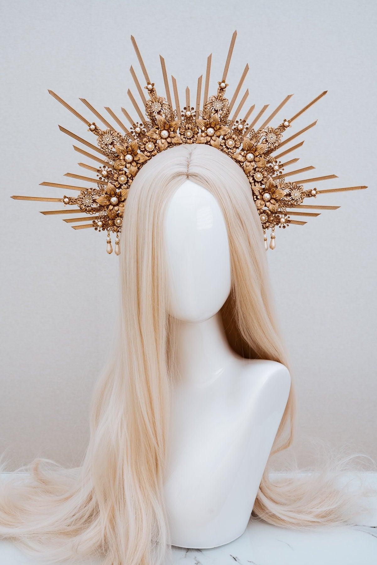 Golden Sun Halo Crown, Celestial Wedding Tiara, Goddess Festival Headpiece, Regal Gold Crown, Luxury Statement Headpiece for Brides