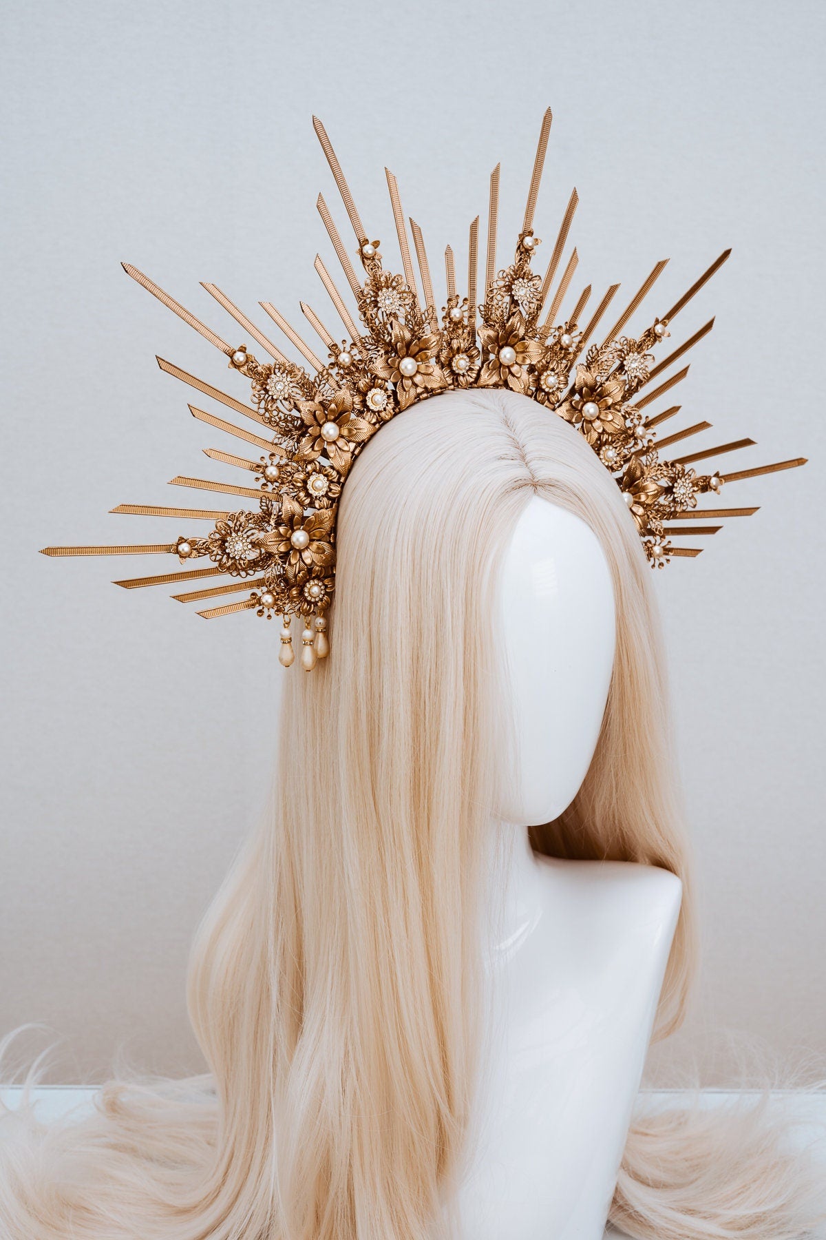 Golden Sun Halo Crown, Celestial Wedding Tiara, Goddess Festival Headpiece, Regal Gold Crown, Luxury Statement Headpiece for Brides