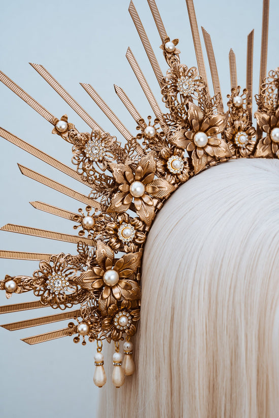 Golden Sun Halo Crown, Celestial Wedding Tiara, Goddess Festival Headpiece, Regal Gold Crown, Luxury Statement Headpiece for Brides