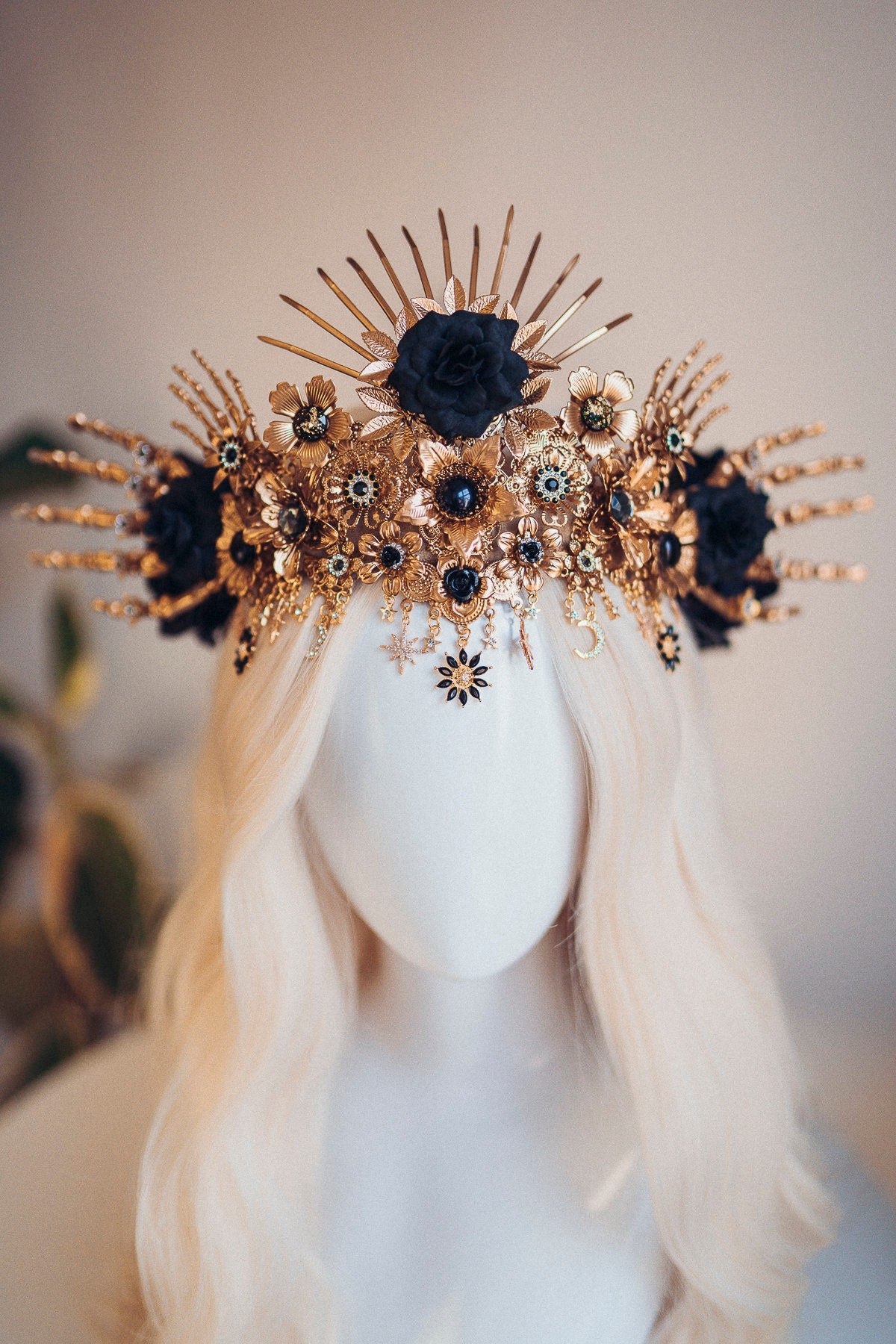 La Catrina Black Rose Crown, Gold Gothic Headdress, Día de los Muertos Halo Tiara, Dark Goddess Headpiece, Handmade Festival Skull Crown