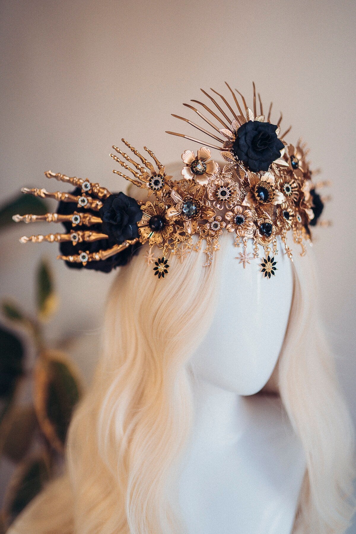 La Catrina Black Rose Crown, Gold Gothic Headdress, Día de los Muertos Halo Tiara, Dark Goddess Headpiece, Handmade Festival Skull Crown