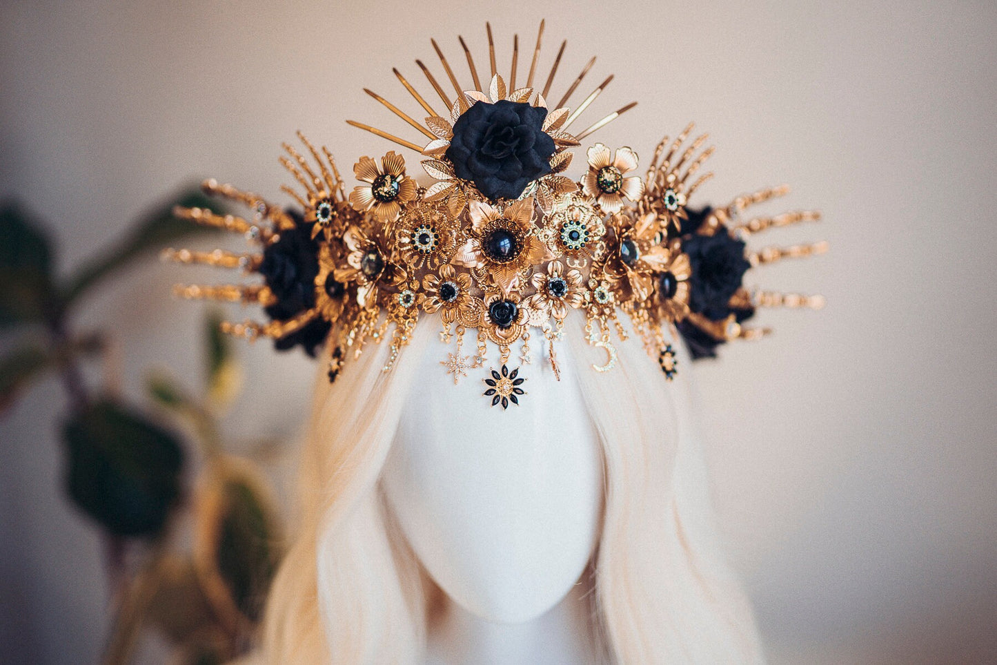 La Catrina Black Rose Crown, Gold Gothic Headdress, Día de los Muertos Halo Tiara, Dark Goddess Headpiece, Handmade Festival Skull Crown