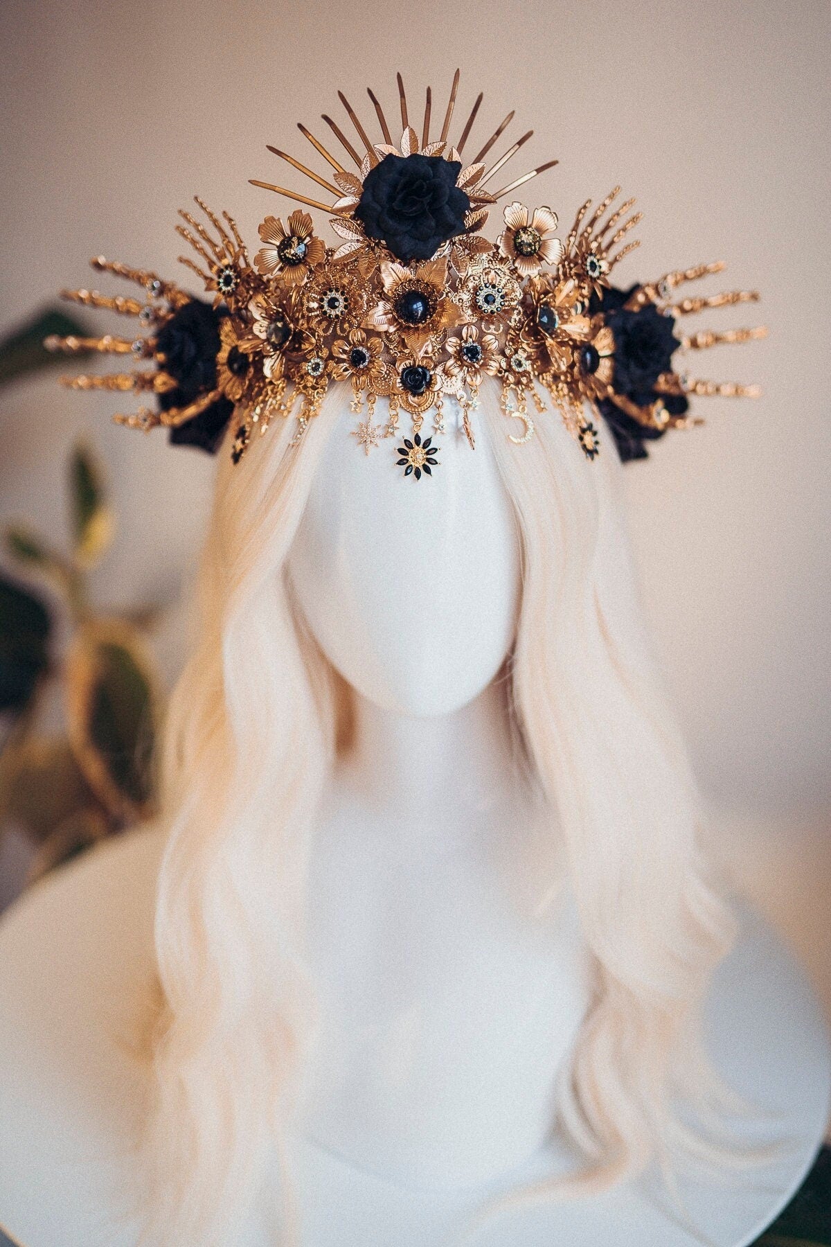 La Catrina Black Rose Crown, Gold Gothic Headdress, Día de los Muertos Halo Tiara, Dark Goddess Headpiece, Handmade Festival Skull Crown