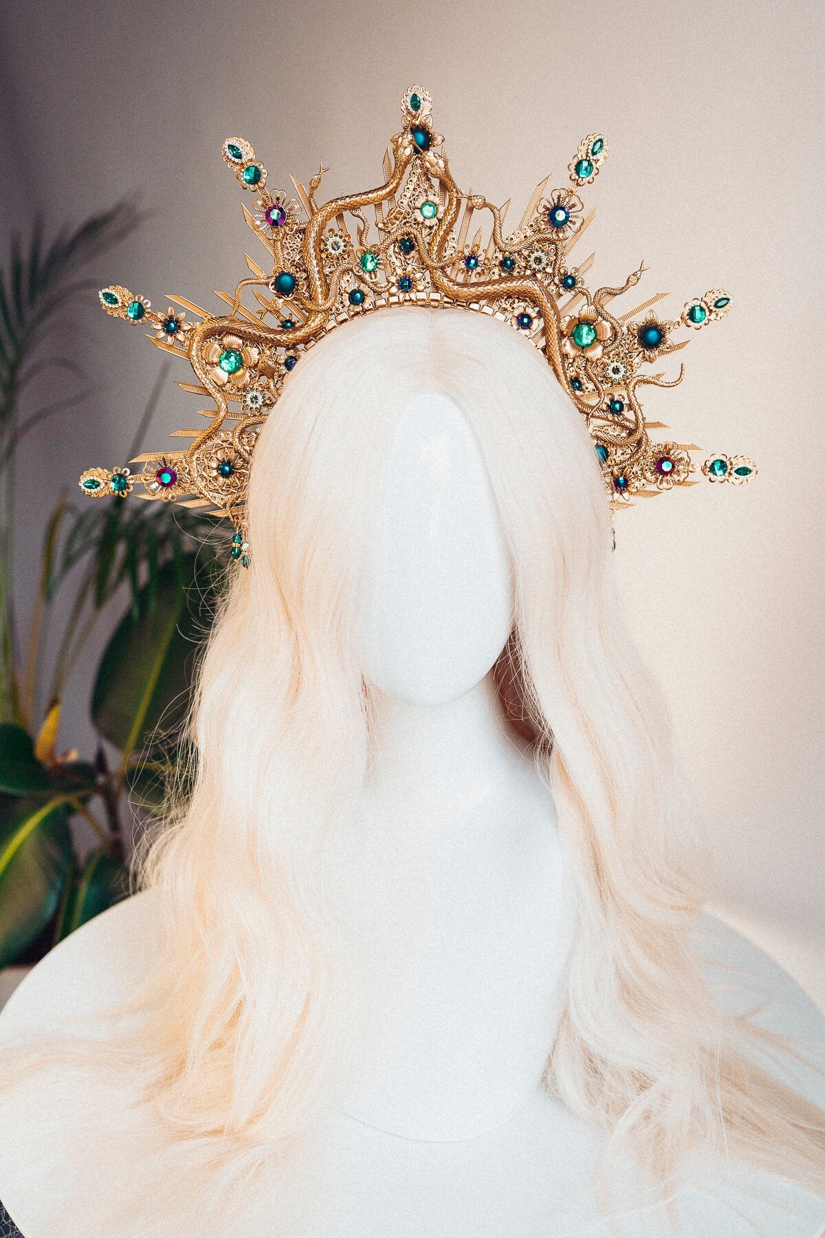 Medusa Halo Crown, Gold Snake Headpiece, Goddess Tiara, Emerald Serpent Crown, Halloween Costume Halo, Mythology Look, Fantasy Headdress