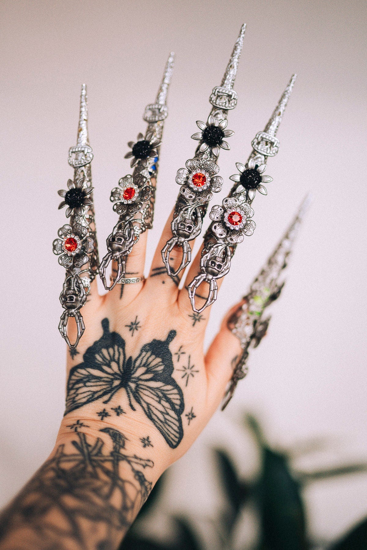 Vampire Queen Crown, Gothic Red Black Skull Headpiece, Halo Crown for Halloween Costume, Necklace, Finger Claws, Vampire Costume Set,Dracula