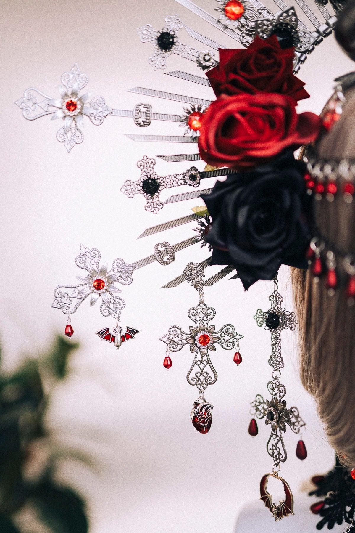 Vampire Queen Crown, Gothic Red Black Skull Headpiece, Halo Crown for Halloween Costume, Necklace, Finger Claws, Vampire Costume Set,Dracula