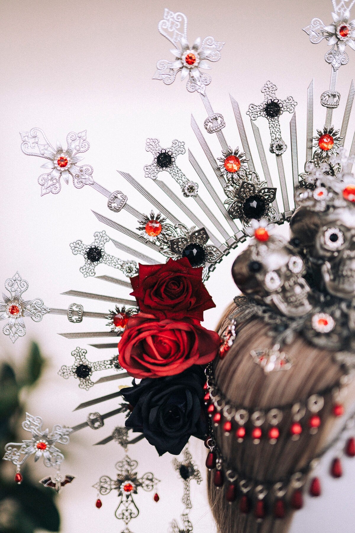 Vampire Queen Crown, Gothic Red Black Skull Headpiece, Halo Crown for Halloween Costume, Necklace, Finger Claws, Vampire Costume Set,Dracula