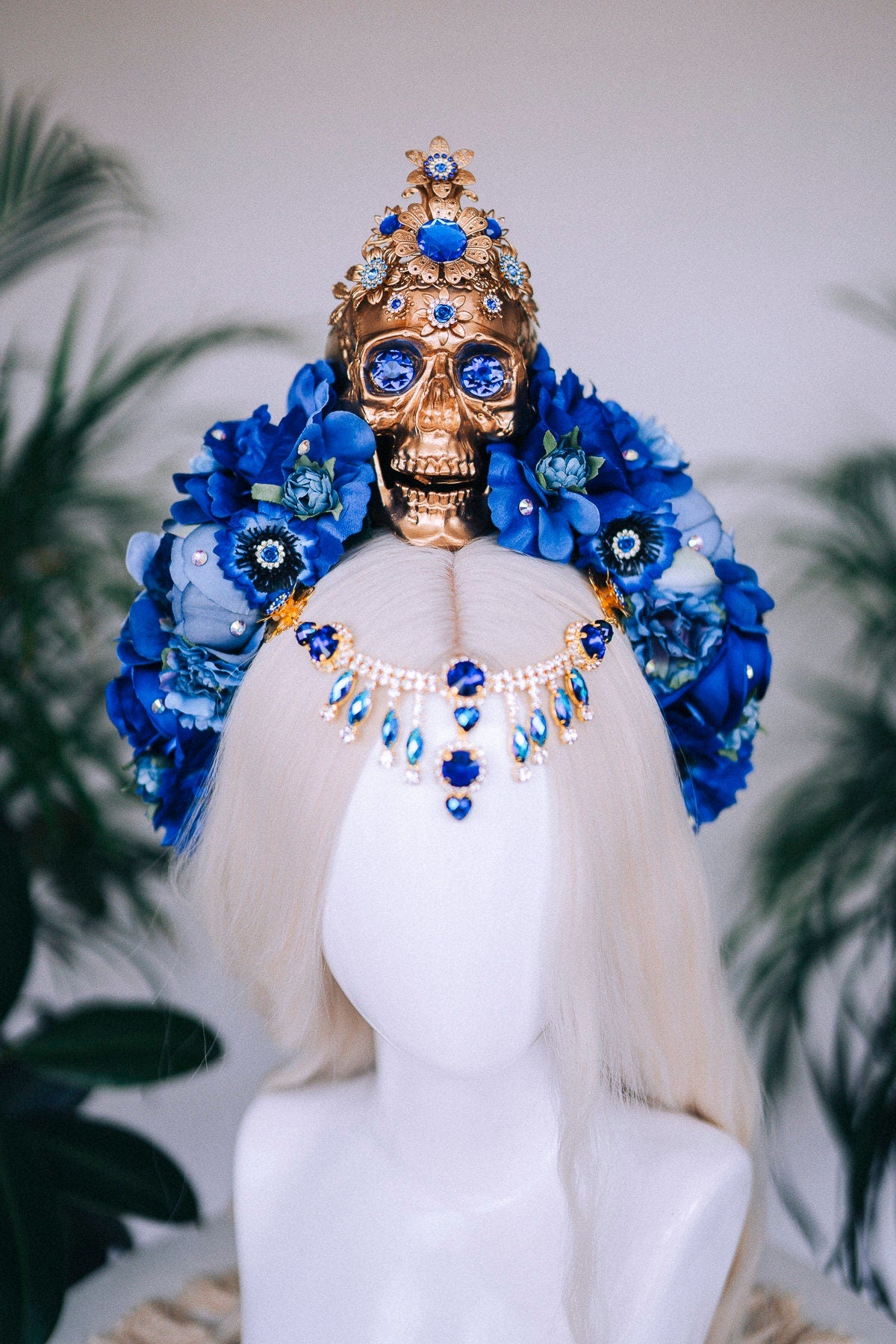 Majestic Blue Skull Crown, Gothic Headdress, Day of the Dead Headpiece, Royal Blue Festival Tiara, Halloween Skull Tiara, Blue Flower Crown