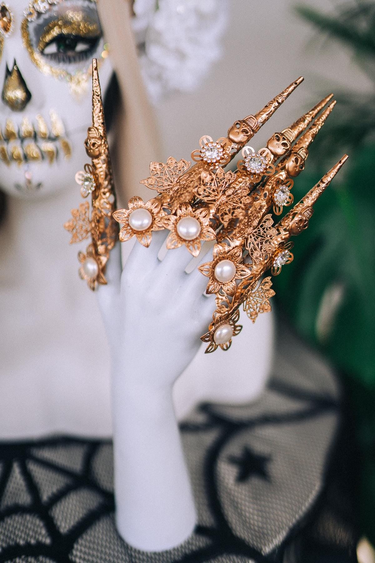 La Catrina Finger Claws, Dia De Los Muertos, Gold Nail Armor, Halloween Jewelry, Bridal Claw Rings, Festival Hand Accessories, Sugar Skull