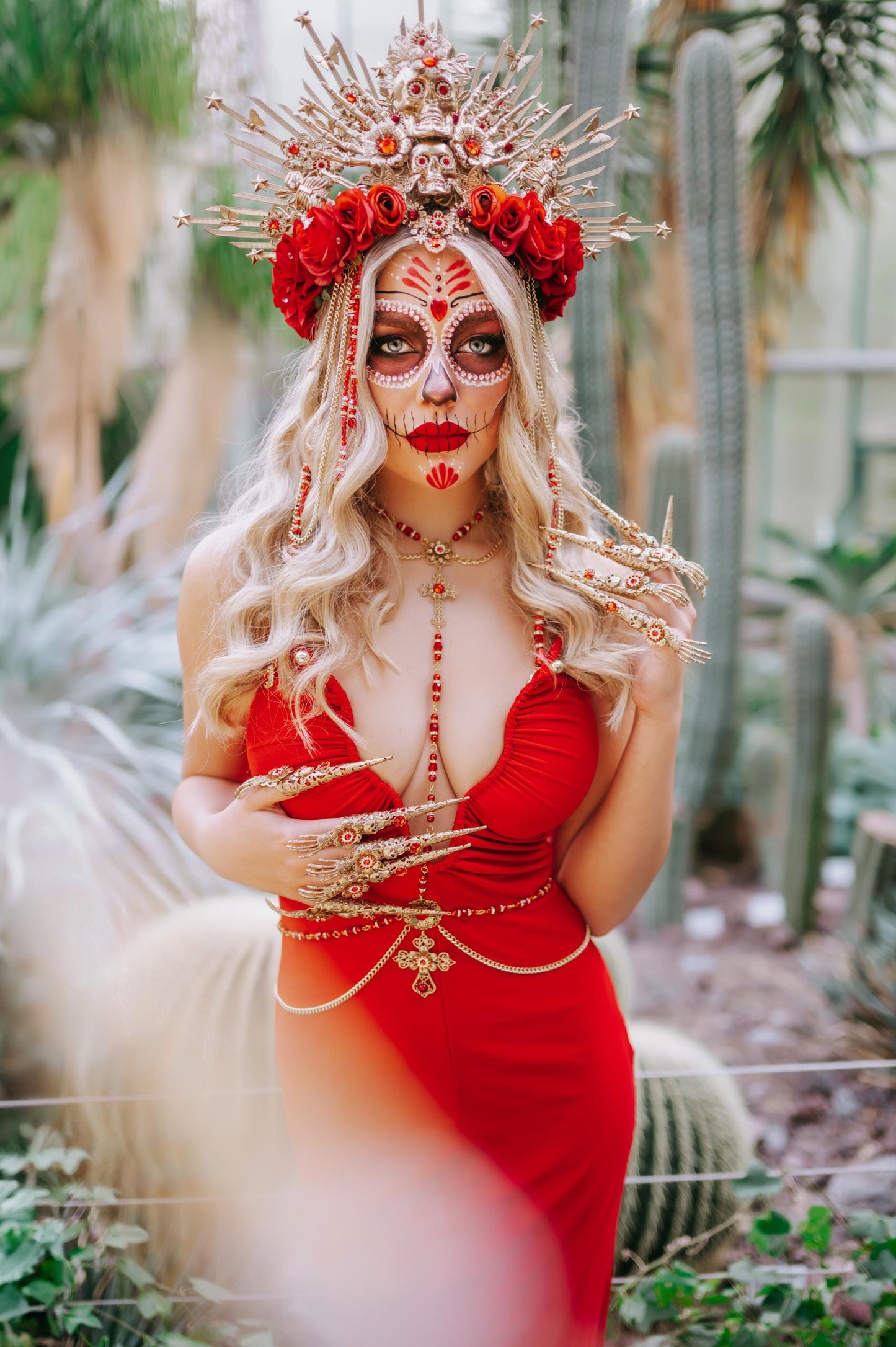 La Catrina Halo Crown, Gold Headpiece, Red Rose Crown, Skull Headdress, Día de Muertos Crown, Festival Accessory, Halloween Costume