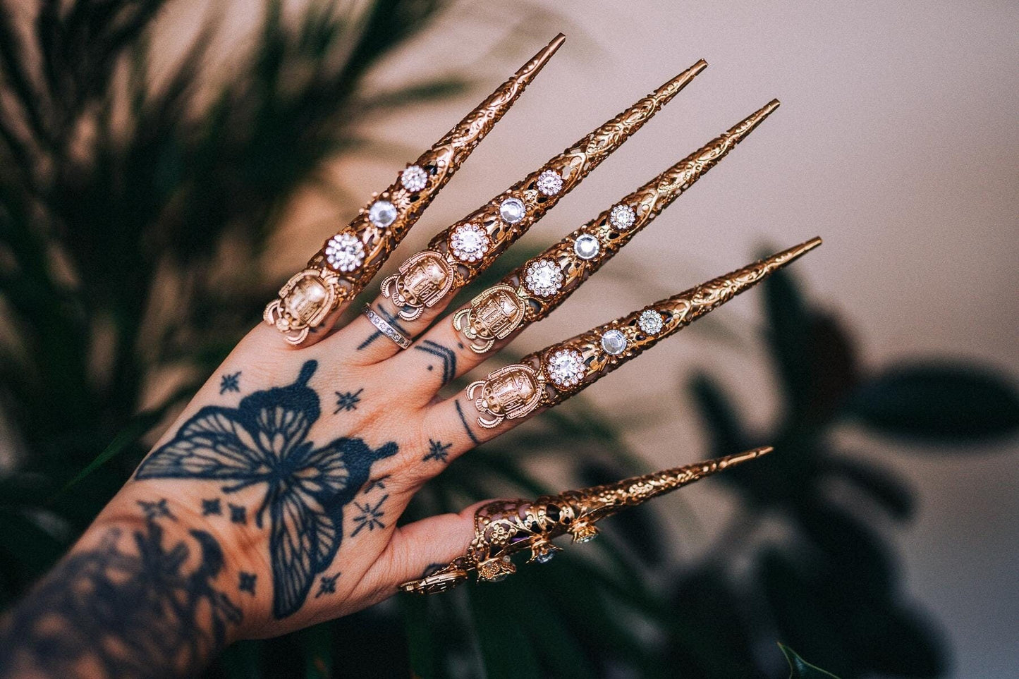 Cleopatra finger claws