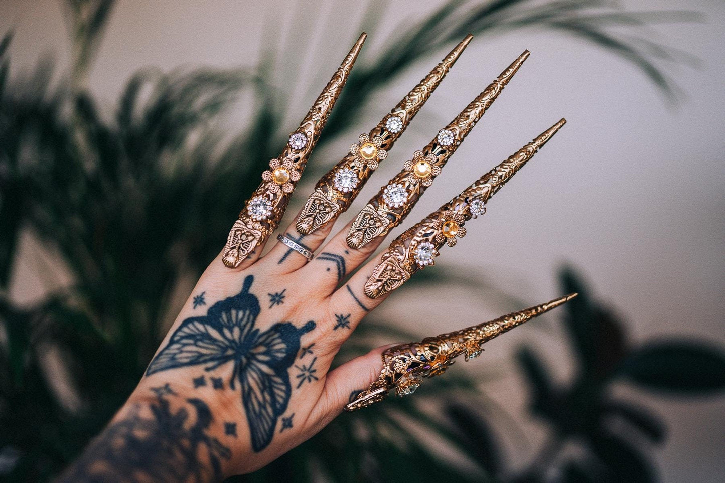 Cleopatra finger claws