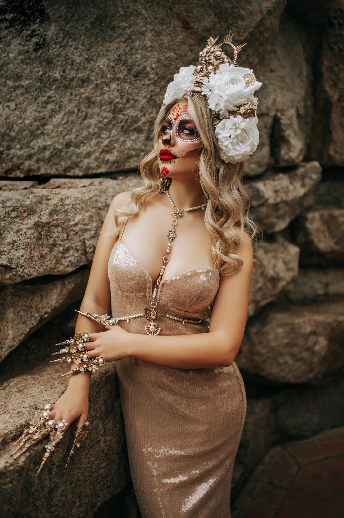 La Catrina White Flower Crown, Día De Los Muertos Headpiece, Sugar Skull Crown, Halloween Costume, Mexican Wedding Tiara, Gold Skull Halo