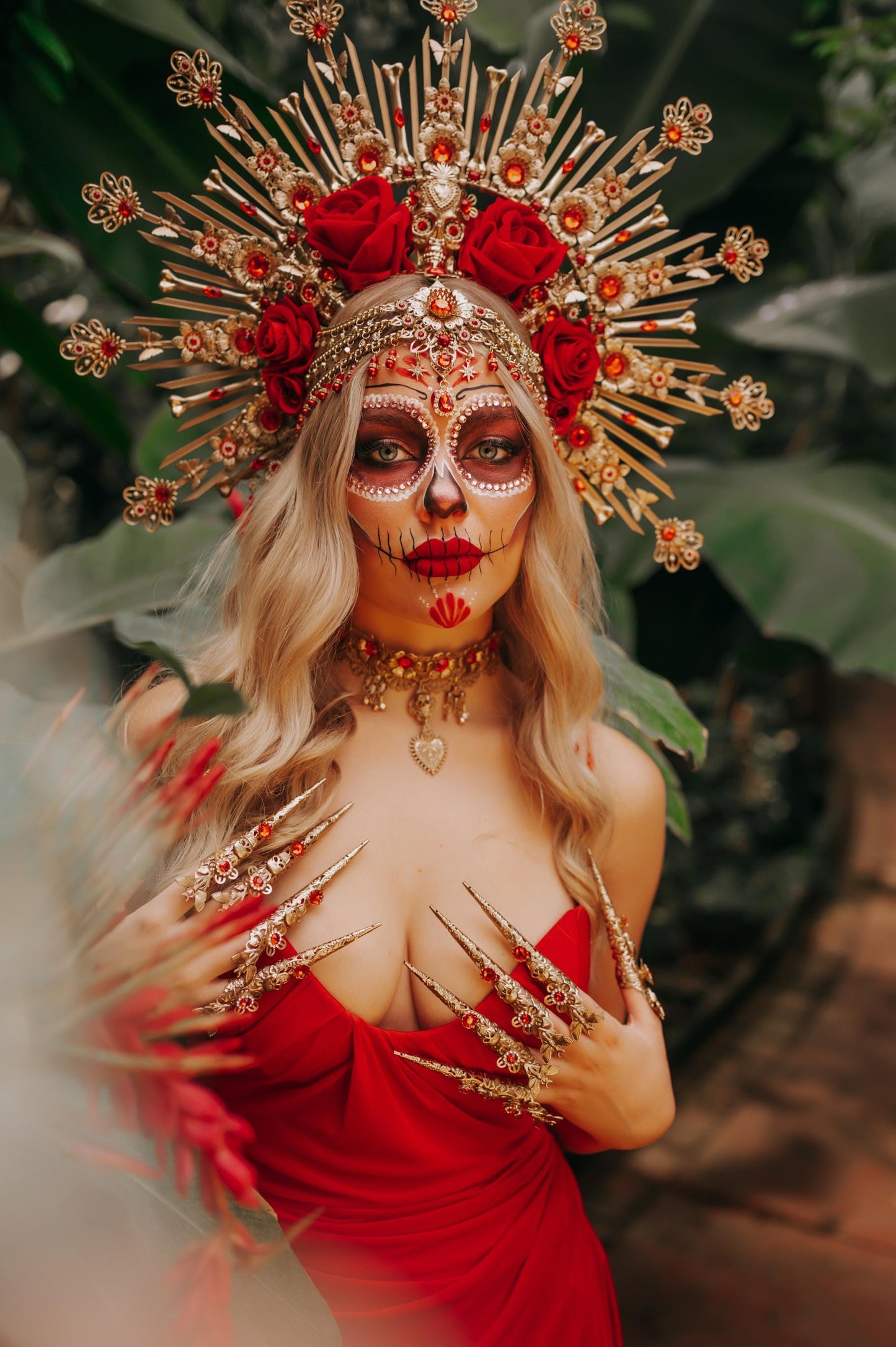 La Catrina Halo Crown, Flower Crown, Red Roses, Gold Skull Headdress, Día de Muertos Tiara, Gothic Festival Headpiece, Handmade Crown