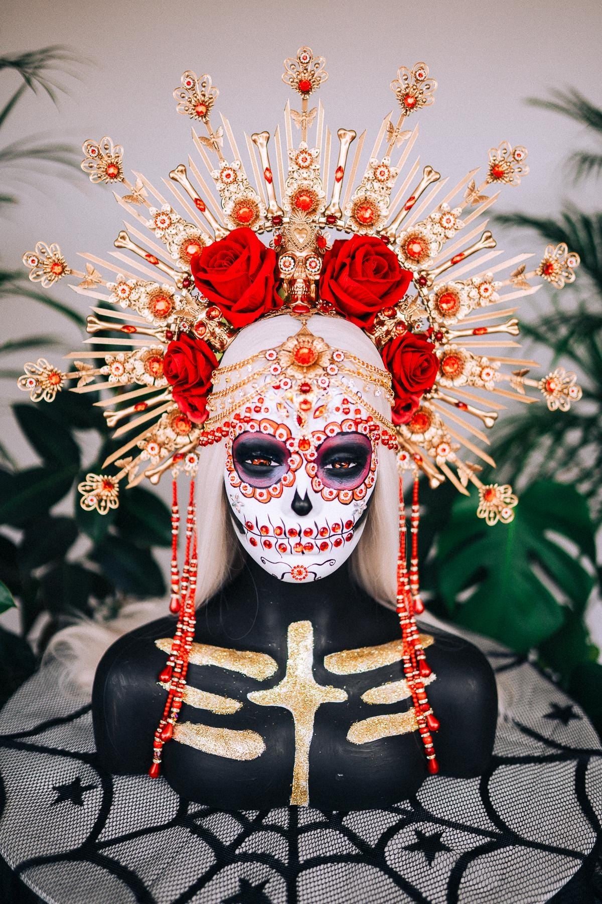 La Catrina Halo Crown, Flower Crown, Red Roses, Gold Skull Headdress, Día de Muertos Tiara, Gothic Festival Headpiece, Handmade Crown