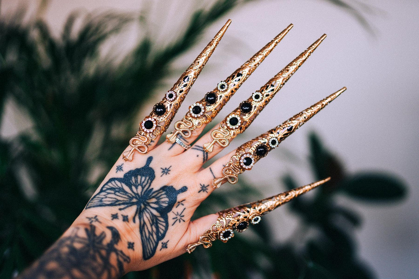 Cleopatra finger claws
