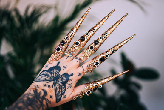 Cleopatra finger claws