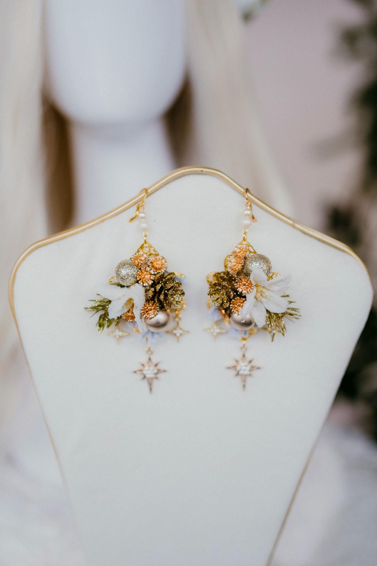 White Christmas party earrings, Winter photo pops, Romantic flower earrings, Flower earrings, Wedding jewelry, Bridal earrings, Winter photo