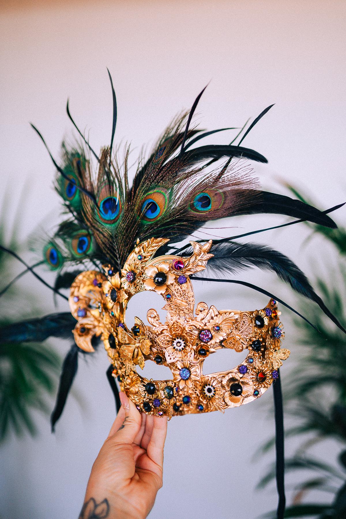 Golden Peacock Feather Mask, Venetian Style, Mystical Masquerade Accessory, Handcrafted Mask for Carnivals, Weddings, Parties, Luxurious