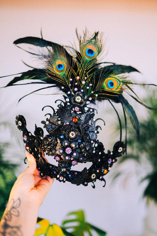 Venetian Style Black Mask, Gothic Feathers, Peacock Details, Mystical Glamour, Masquerade Ball, Festival Carnival, Elegant Accessory