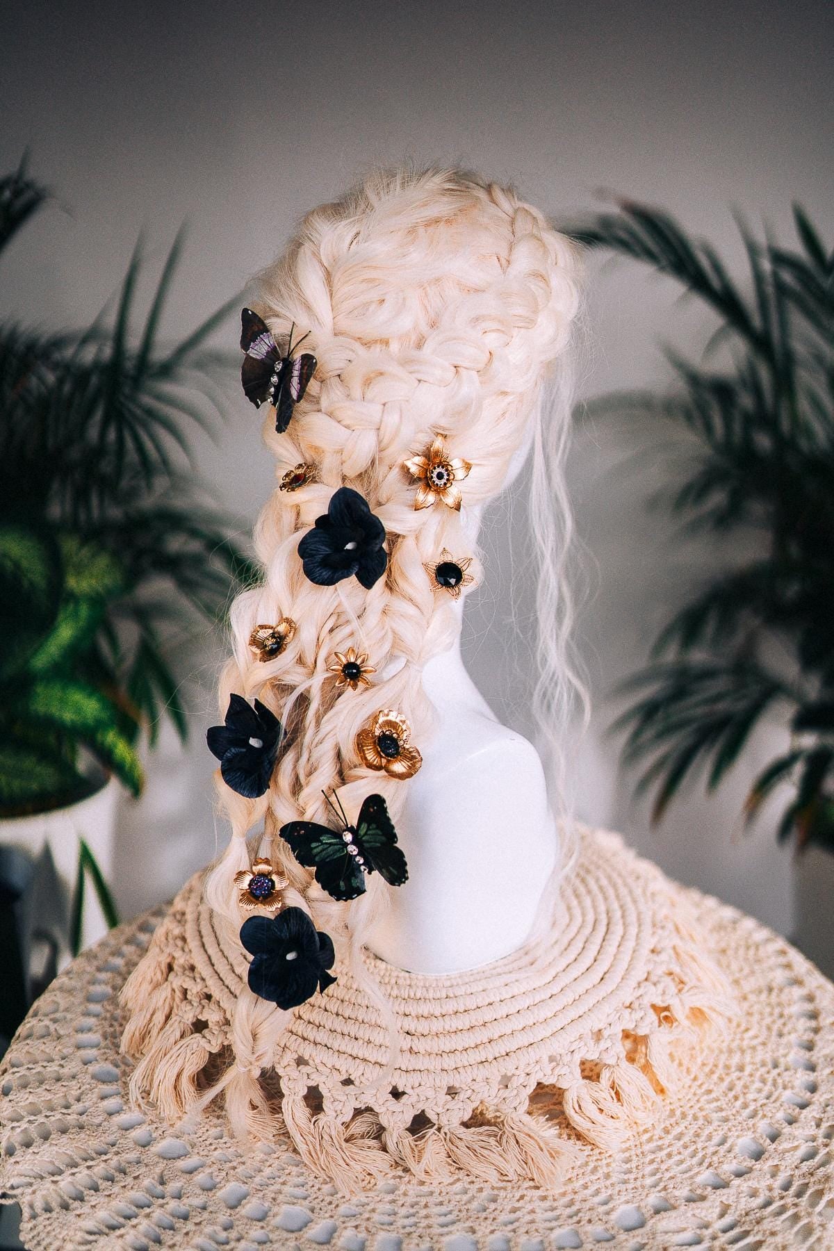 Golden Peacock Feather Mask, Venetian Style, Mystical Masquerade Accessory, Handcrafted Mask for Carnivals, Weddings, Parties, Luxurious