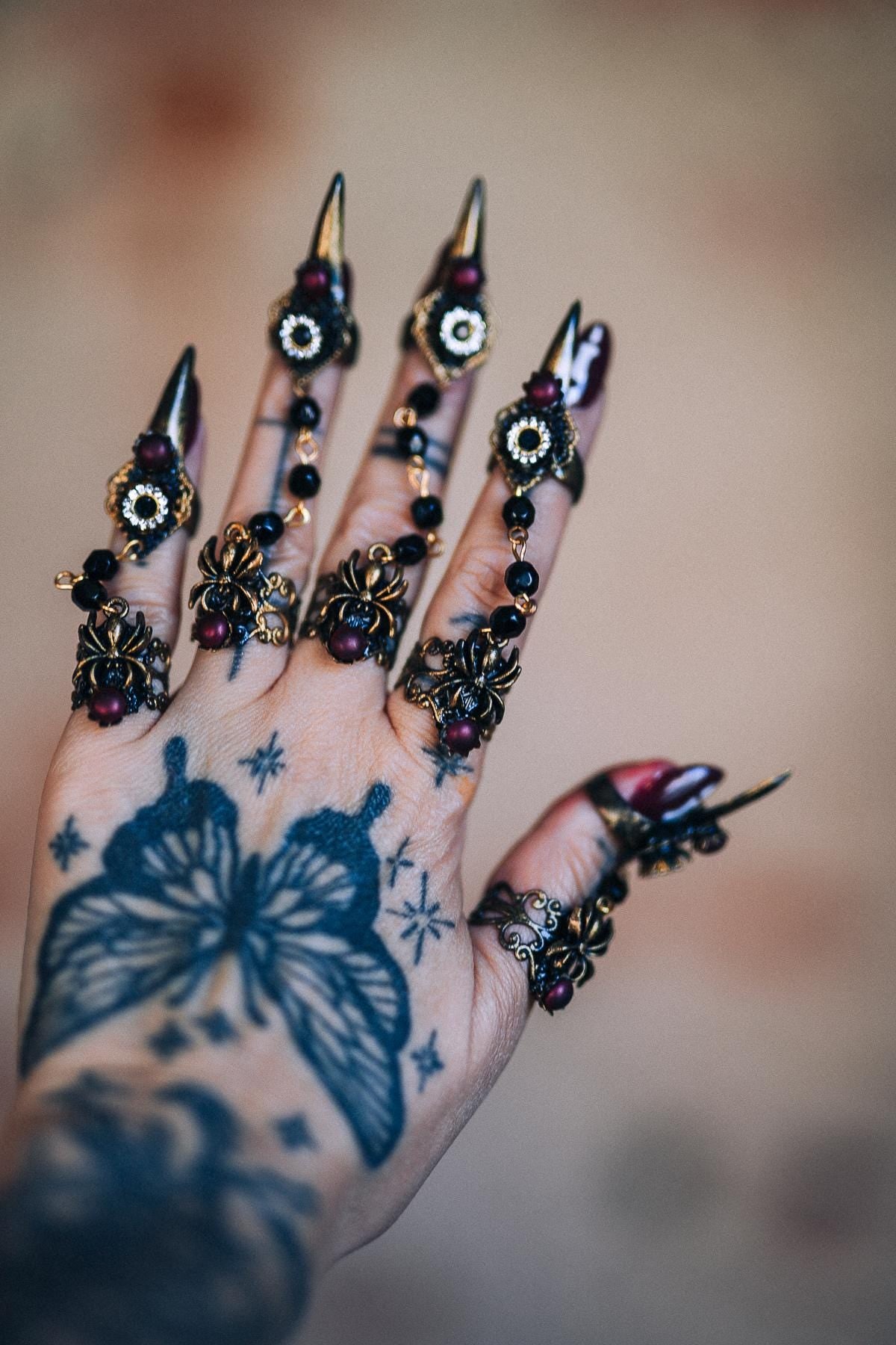 Gothic Morticia Addams Finger Claws Black Gold Red Crystal Dark Queen Halloween Costume Accessories