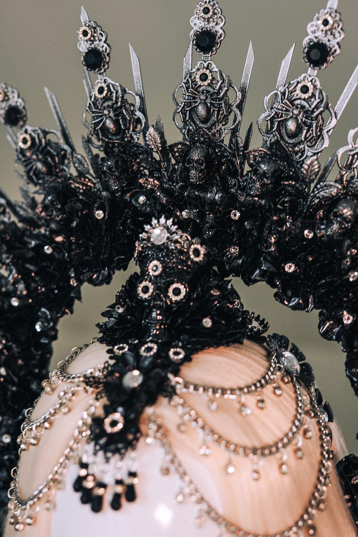 Gothic Black Silver Halo Crown Skull Headpiece Dark Queen Halloween Costume Gothic Tiara Spiked Crown Spooky Wedding Headpiece