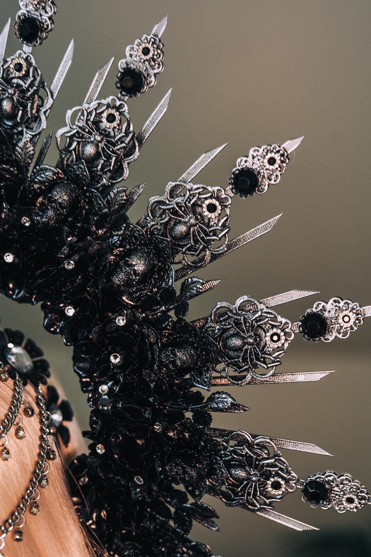 Gothic Black Silver Halo Crown Skull Headpiece Dark Queen Halloween Costume Gothic Tiara Spiked Crown Spooky Wedding Headpiece