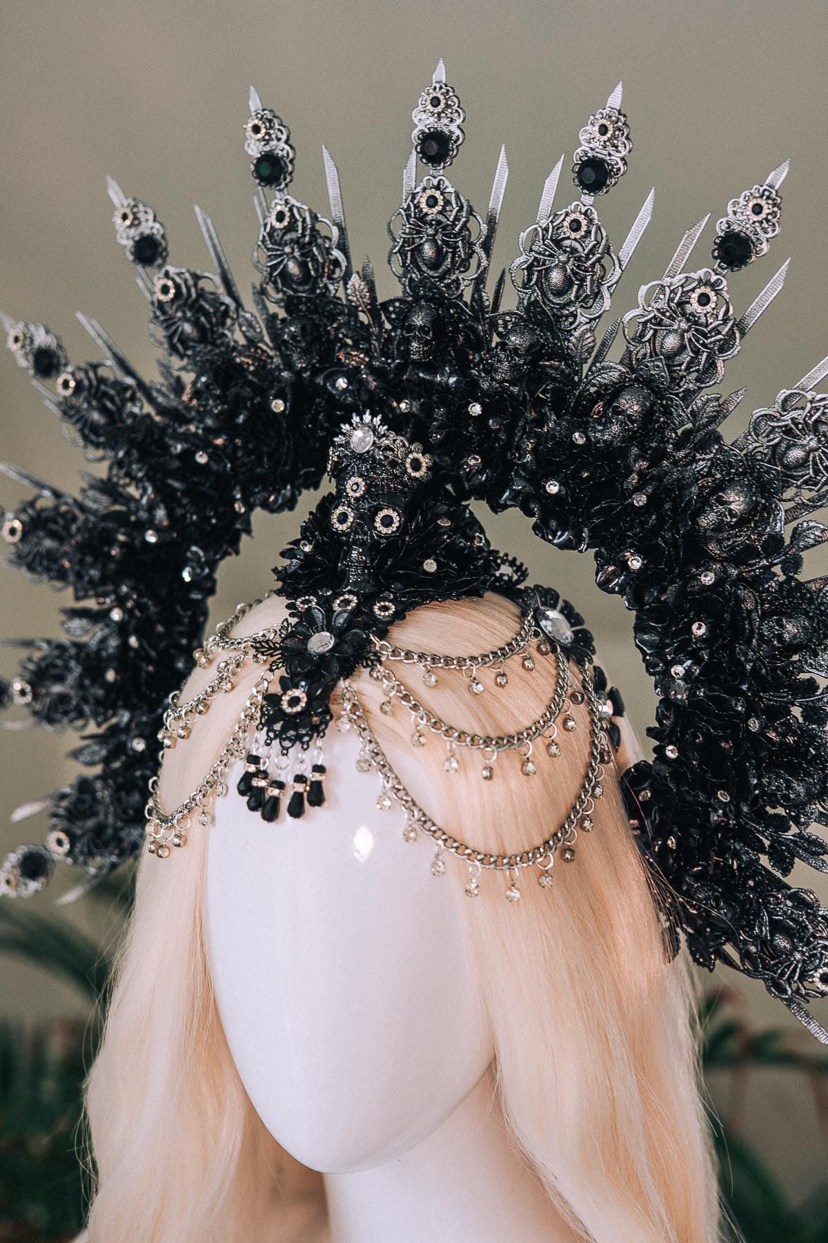 Gothic Black Silver Halo Crown Skull Headpiece Dark Queen Halloween Costume Gothic Tiara Spiked Crown Spooky Wedding Headpiece