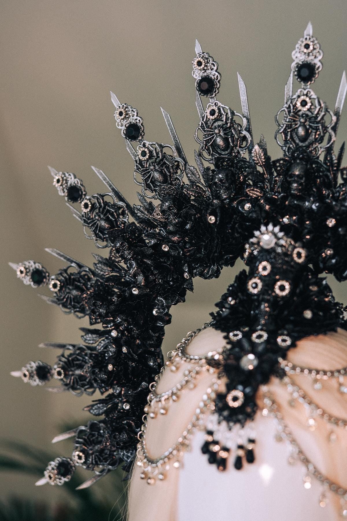 Gothic Black Silver Halo Crown Skull Headpiece Dark Queen Halloween Costume Gothic Tiara Spiked Crown Spooky Wedding Headpiece
