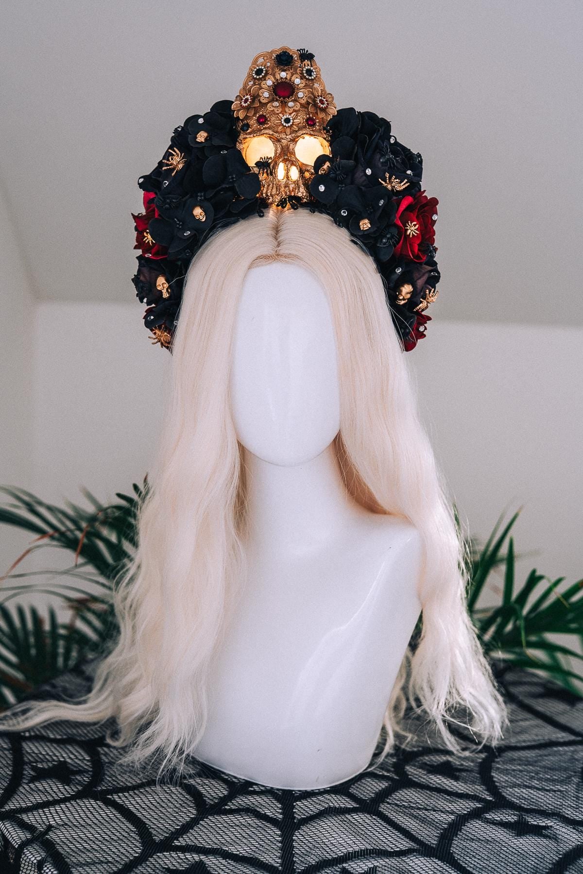 Halloween Skull Crown Light Up Gothic Headpiece Black Red Roses Glowing Skull Crown Spooky Witch Costume Halloween Parade