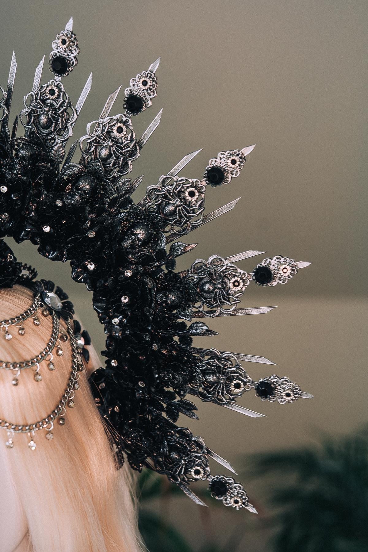 Gothic Black Silver Halo Crown Skull Headpiece Dark Queen Halloween Costume Gothic Tiara Spiked Crown Spooky Wedding Headpiece