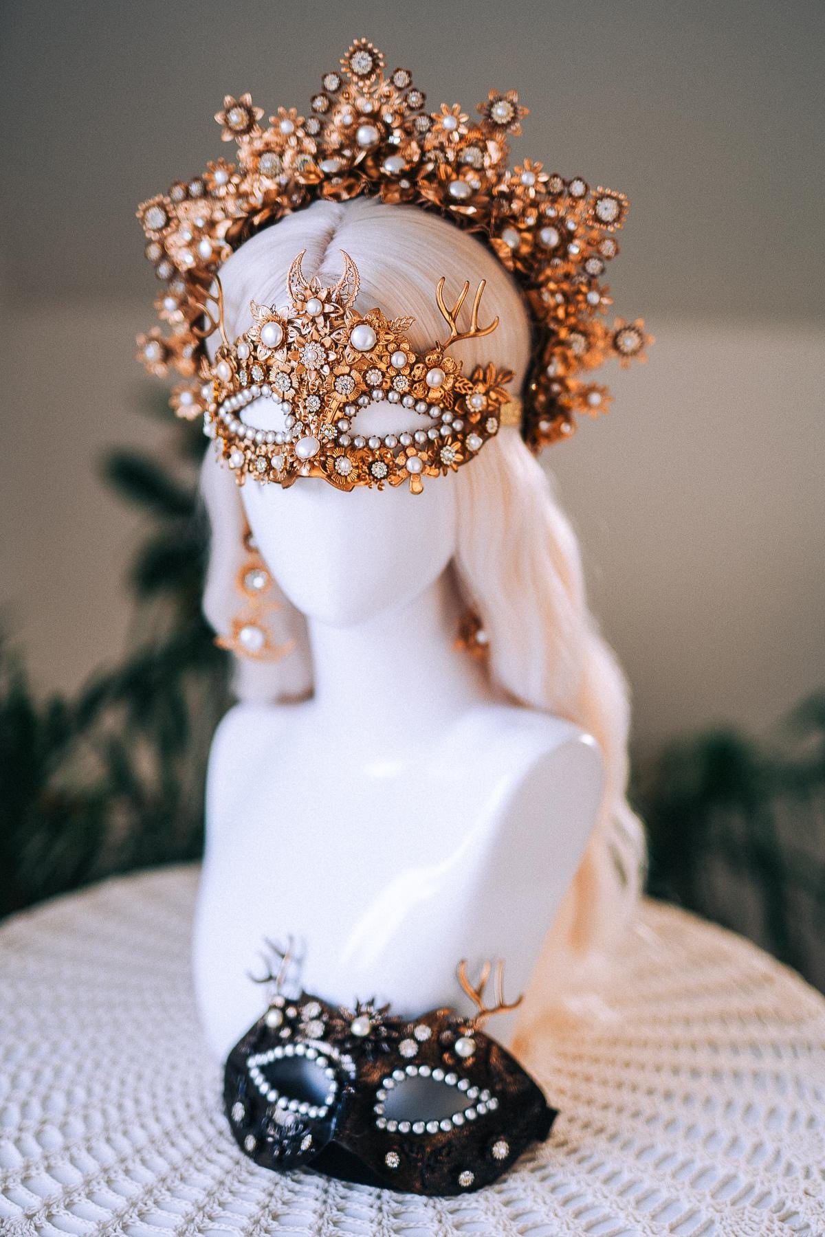 Golden Pearl Floral Masquerade Mask Deer Antler Elegant Carnival Costume Headpiece