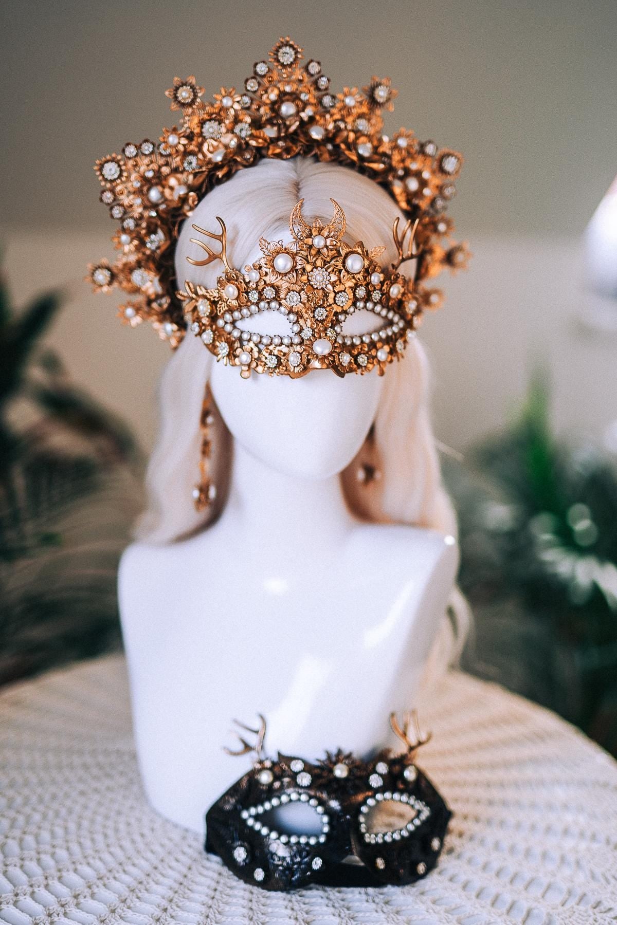 Golden Pearl Floral Masquerade Mask Deer Antler Elegant Carnival Costume Headpiece