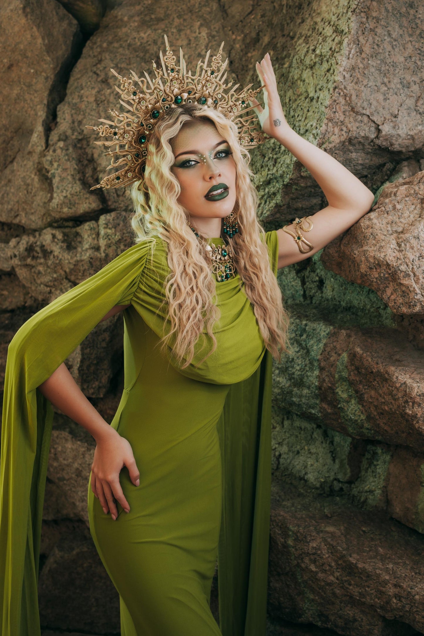 Medusa Crown, Gold Snake Halo Crown, Serpent Headpiece, Greek Goddess Crown, Emerald Medusa Costume, Mythology Headpiece