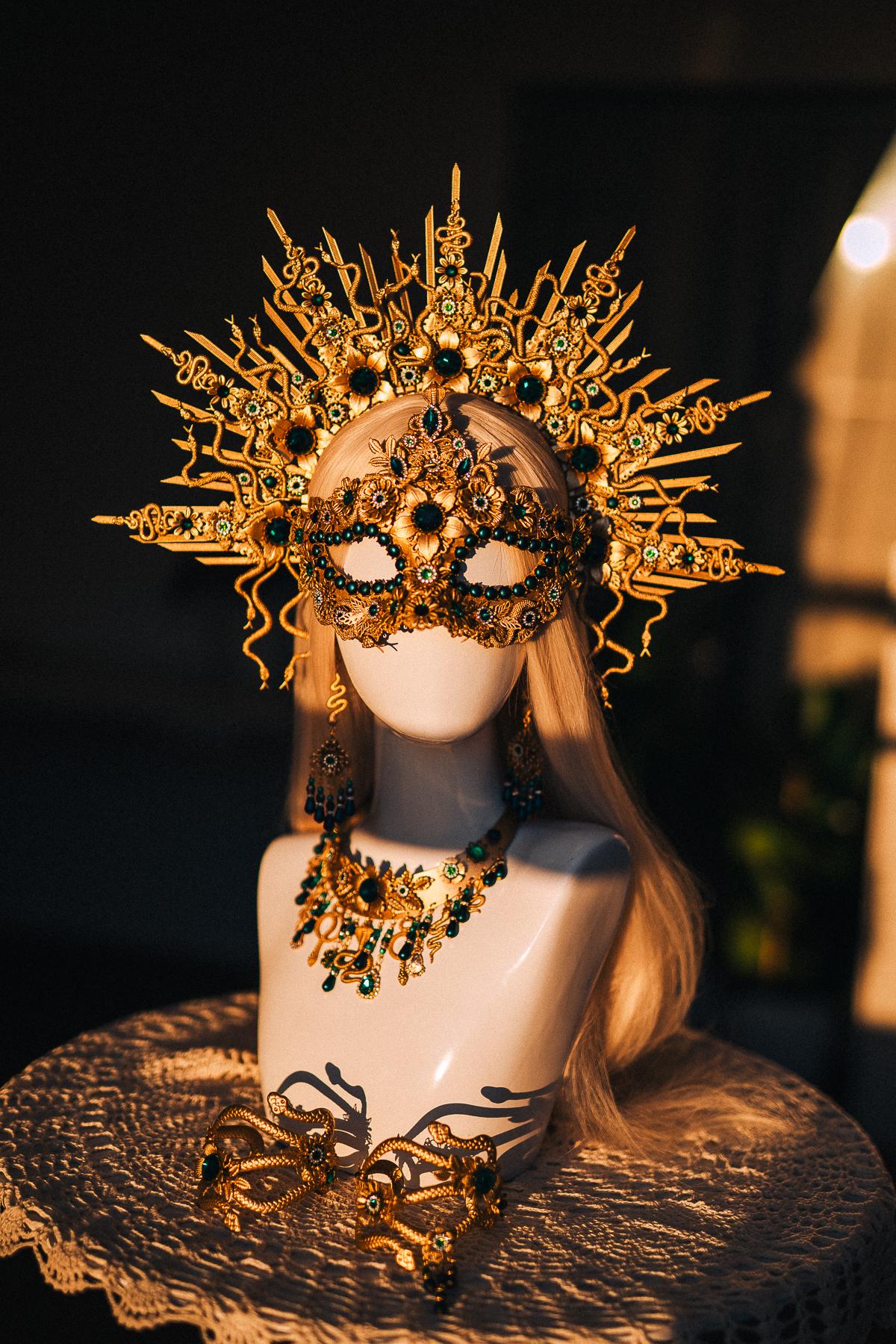 Medusa Crown, Gold Snake Halo Crown, Serpent Headpiece, Greek Goddess Crown, Emerald Medusa Costume, Mythology Headpiece