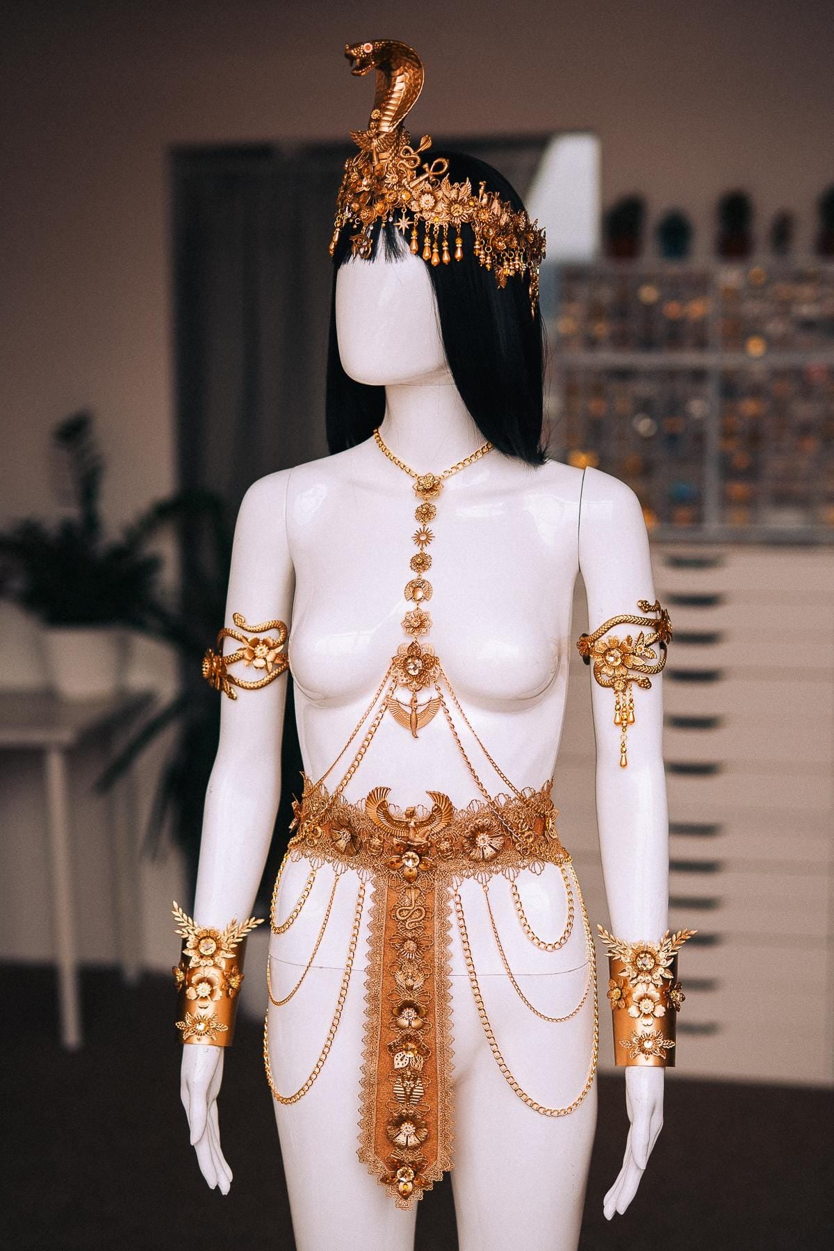 Cleopatra Finger Claws, Gold Egyptian Nail Armor, Gold Crystal Finger Armor, Pharaoh Costume Jewelry, Egyptian Queen Accessories