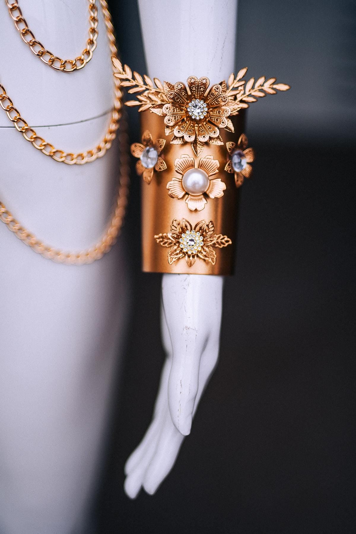 Cleopatra Finger Claws, Gold Egyptian Nail Armor, White Pearl Finger Armor, Pharaoh Costume Jewelry, Egyptian Goddess Claws