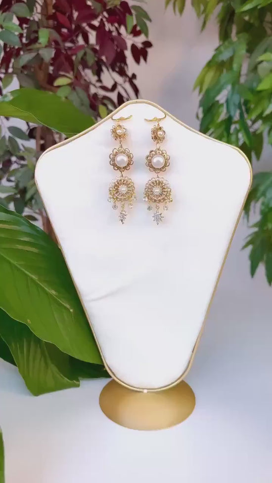 Flower earrings Festival earrings Gold boho earrings Summer earrings Flower jewellery Wedding accessories Pearl earrings Beige earrings