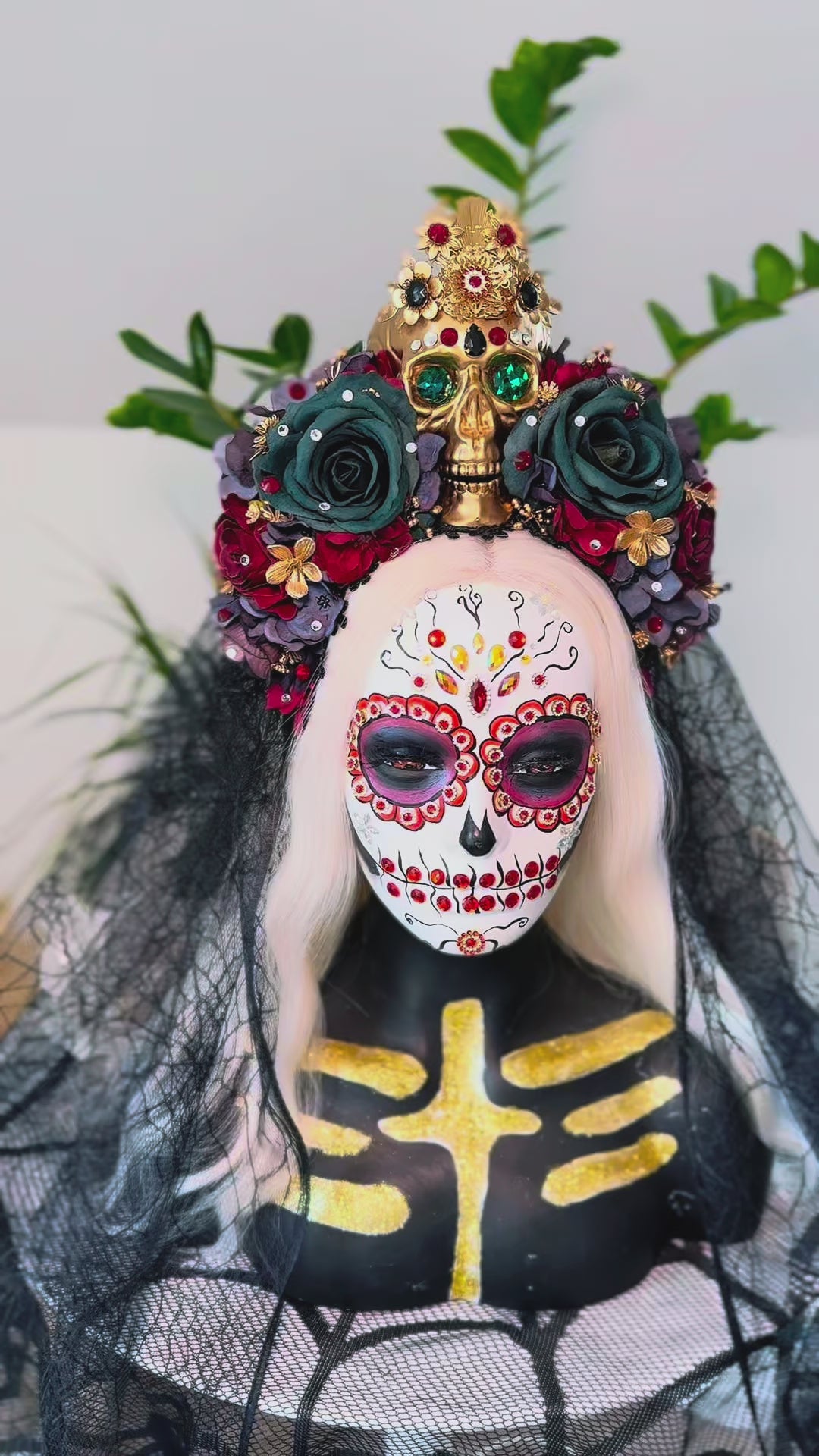 Load and play video in Gallery viewer, La Catrina Emerald Veil Crown, Día de los Muertos Veil Headpiece, Mexican Floral Crown, Sugar Skull Crown, Couture Bridal Veil

