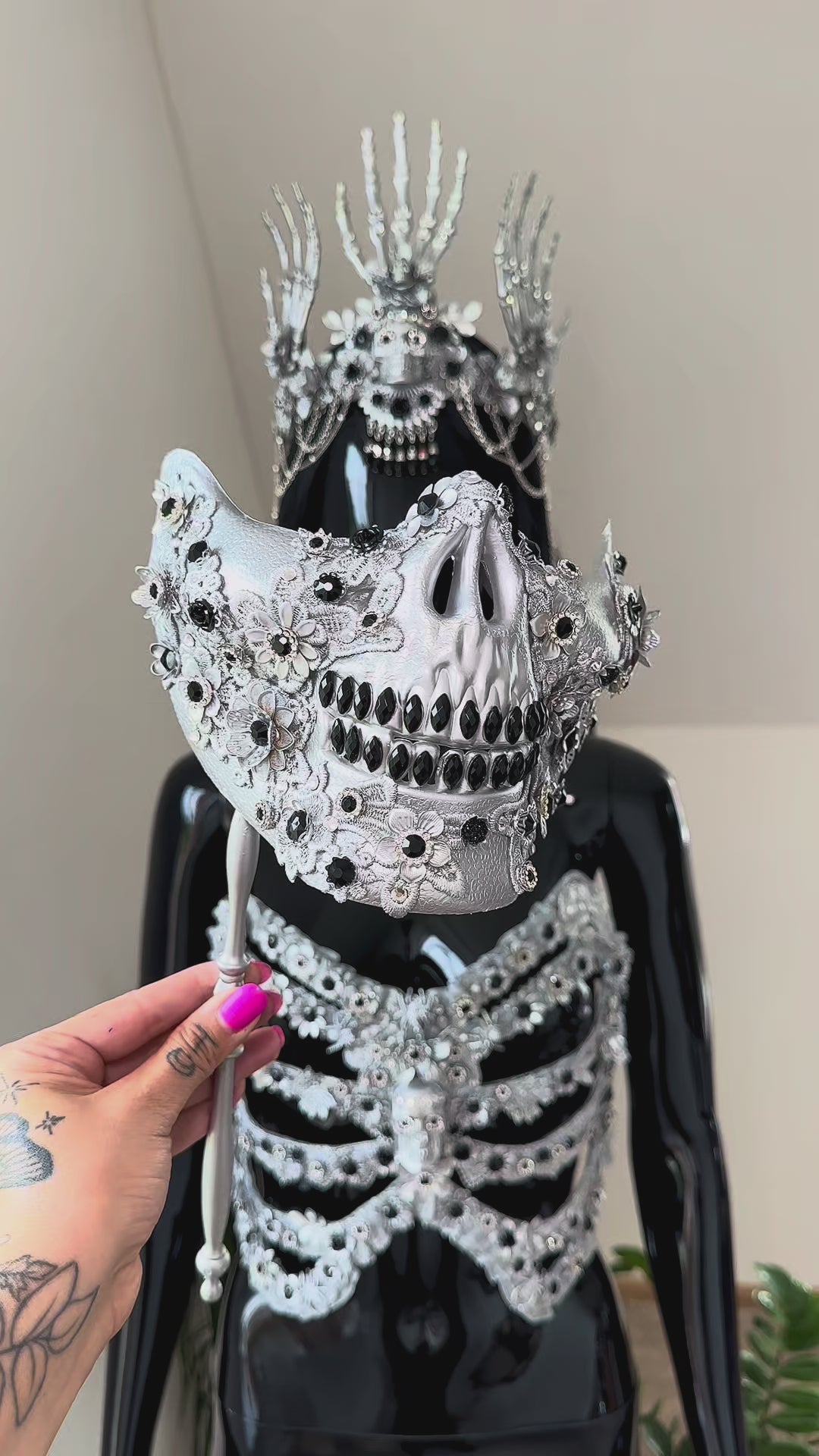 Load and play video in Gallery viewer, Skeleton Queen Crown, Gothic Skull Crown, Halloween Crown, Gothic Headpiece, Luxury Skeleton Costume, Fantasy Masquerade Crown
