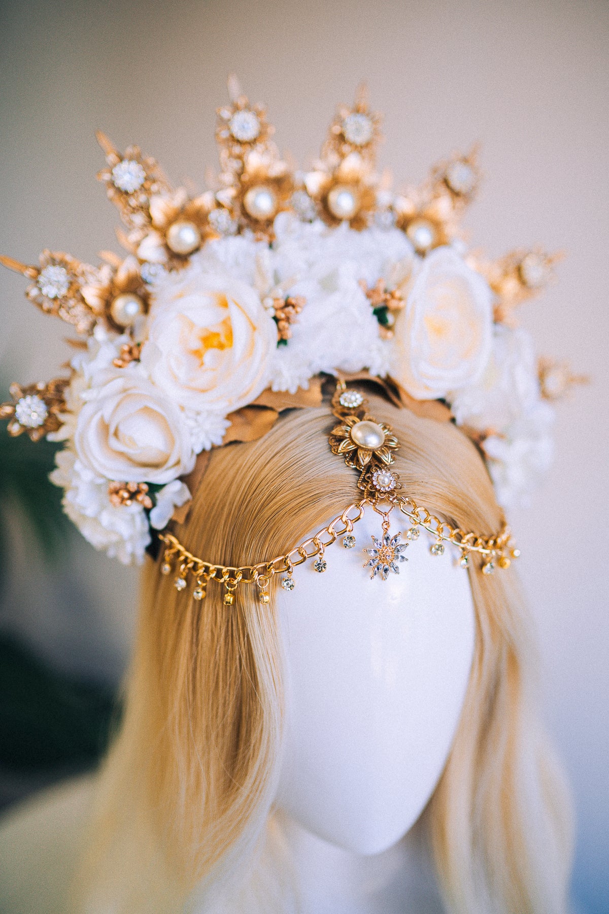 Load image into Gallery viewer, White Flower Tiara
