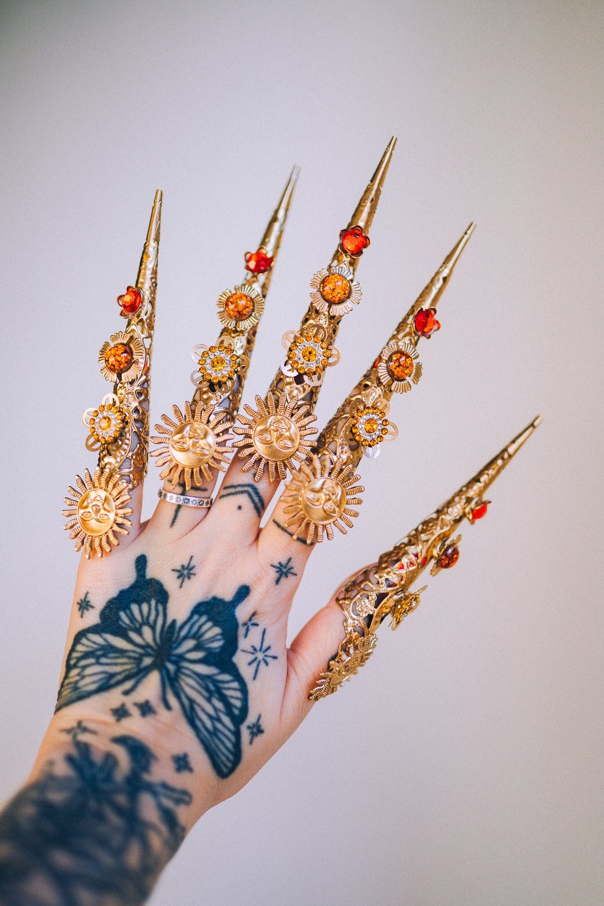 Load image into Gallery viewer, Leo Zodiac Sign Gold Finger Claw
